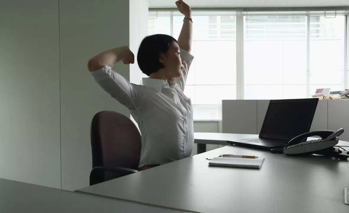 Menyegarkan Hari Anda dengan Peregangan Mini di Meja Kerja